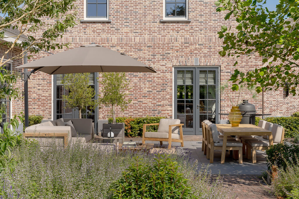 Design buitenmeubels: hoe stijl en comfort samenkomen in de moderne tuin