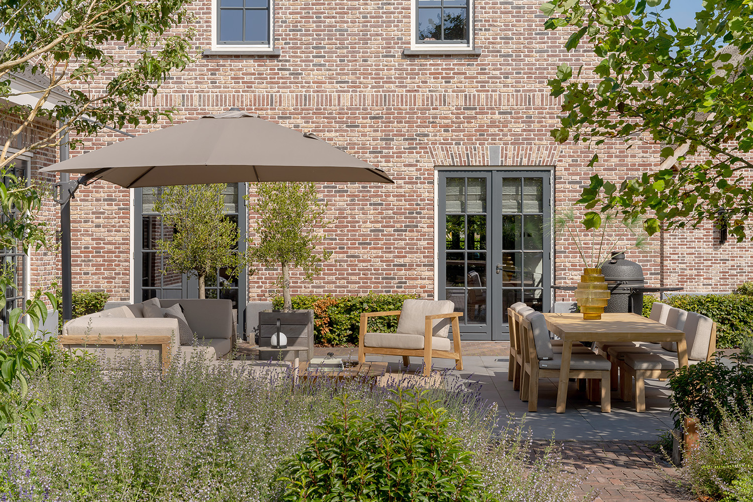 Design buitenmeubels: hoe stijl en comfort samenkomen in de moderne tuin