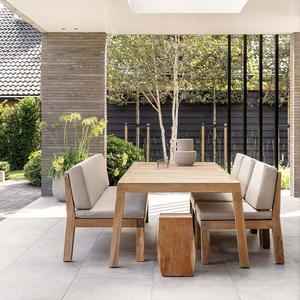 Design buitenmeubels: hoe stijl en comfort samenkomen in de moderne tuin